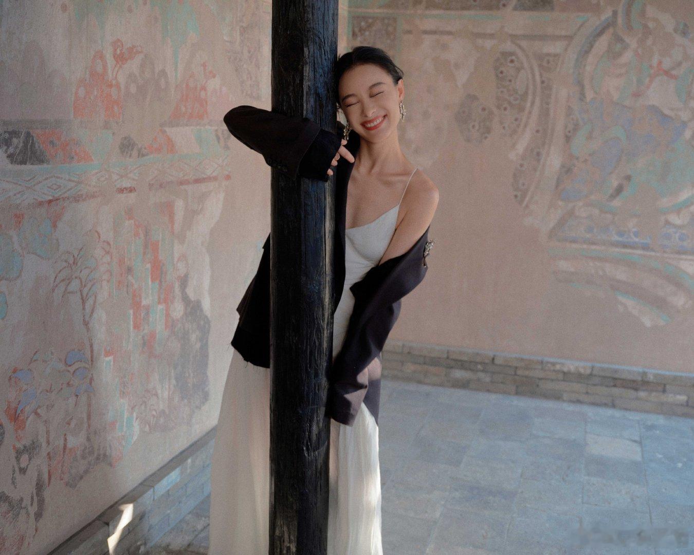 倪妮上城家宴造型获赞带来上城家宴的第二套look！一袭雅致白色吊带长裙，随性披挂