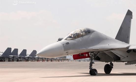 8月下旬，北非上空。央视军事放出一段画面，中国空军的歼-16重型战机，在埃及上空