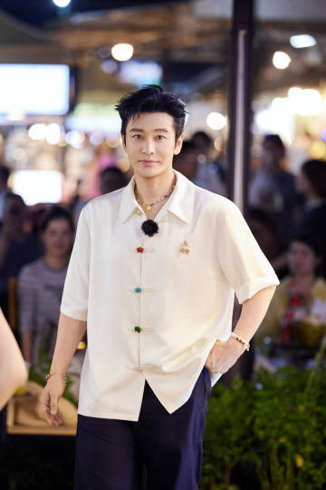 1.黄晓明有点表演型人格的，在任何场合都会下意识端起来，他挺羡慕靳东的，也想要走