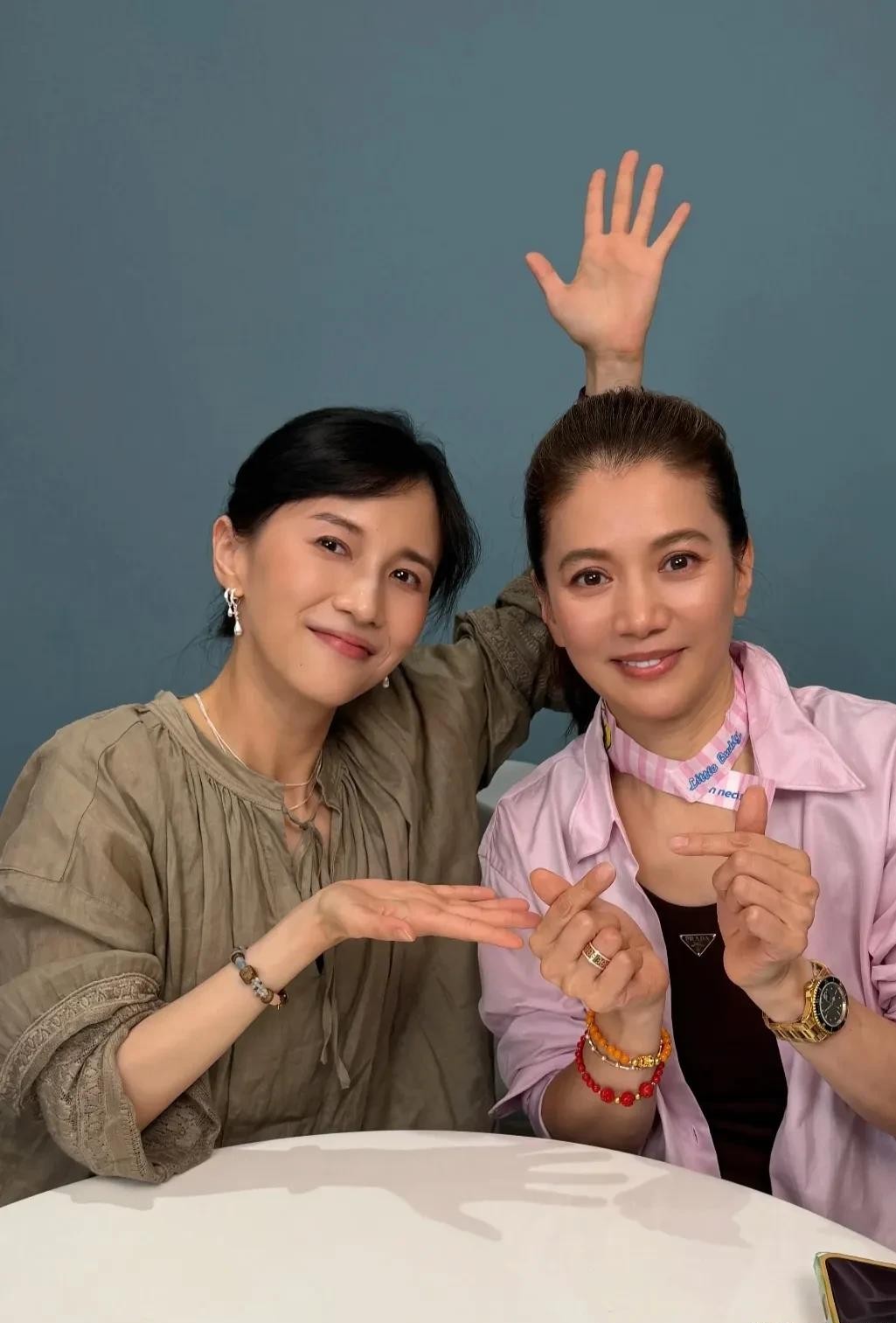 袁咏仪把“看着像随便穿穿，其实浑身上下都在烧钱”玩到了极致。她在papi酱的节目里露面，扎着个利落的