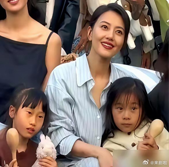 高圆圆的女儿彻底火了，只因被网友吐槽，完美避开妈妈的美貌，长得太像赵又廷。高圆圆