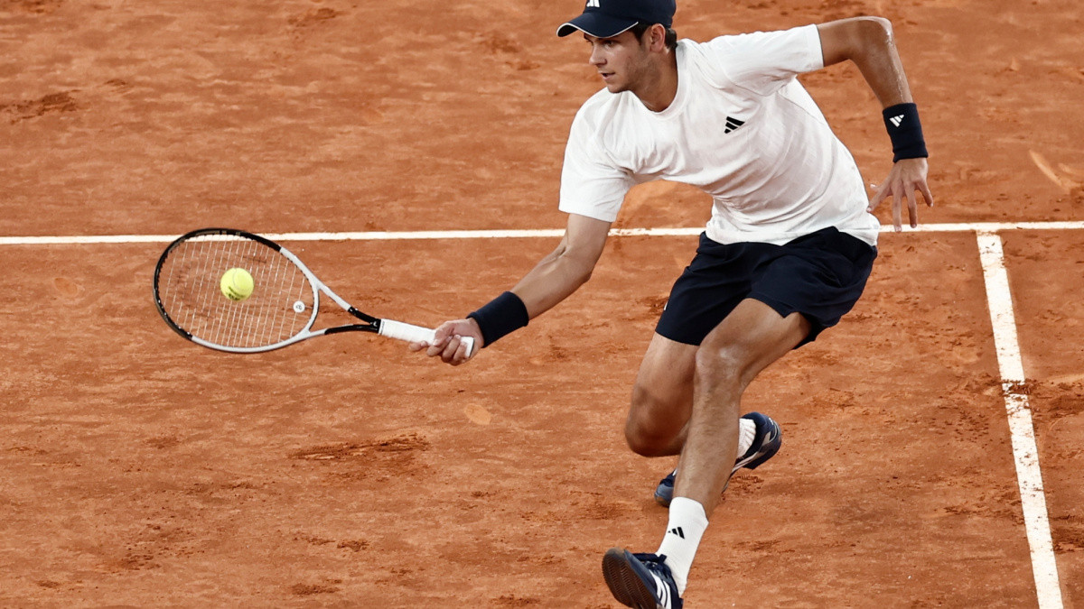 上条贴有球迷在评论区说，辛纳和霍达尔这是把红土当作硬地来打。ATP对啊，两人都