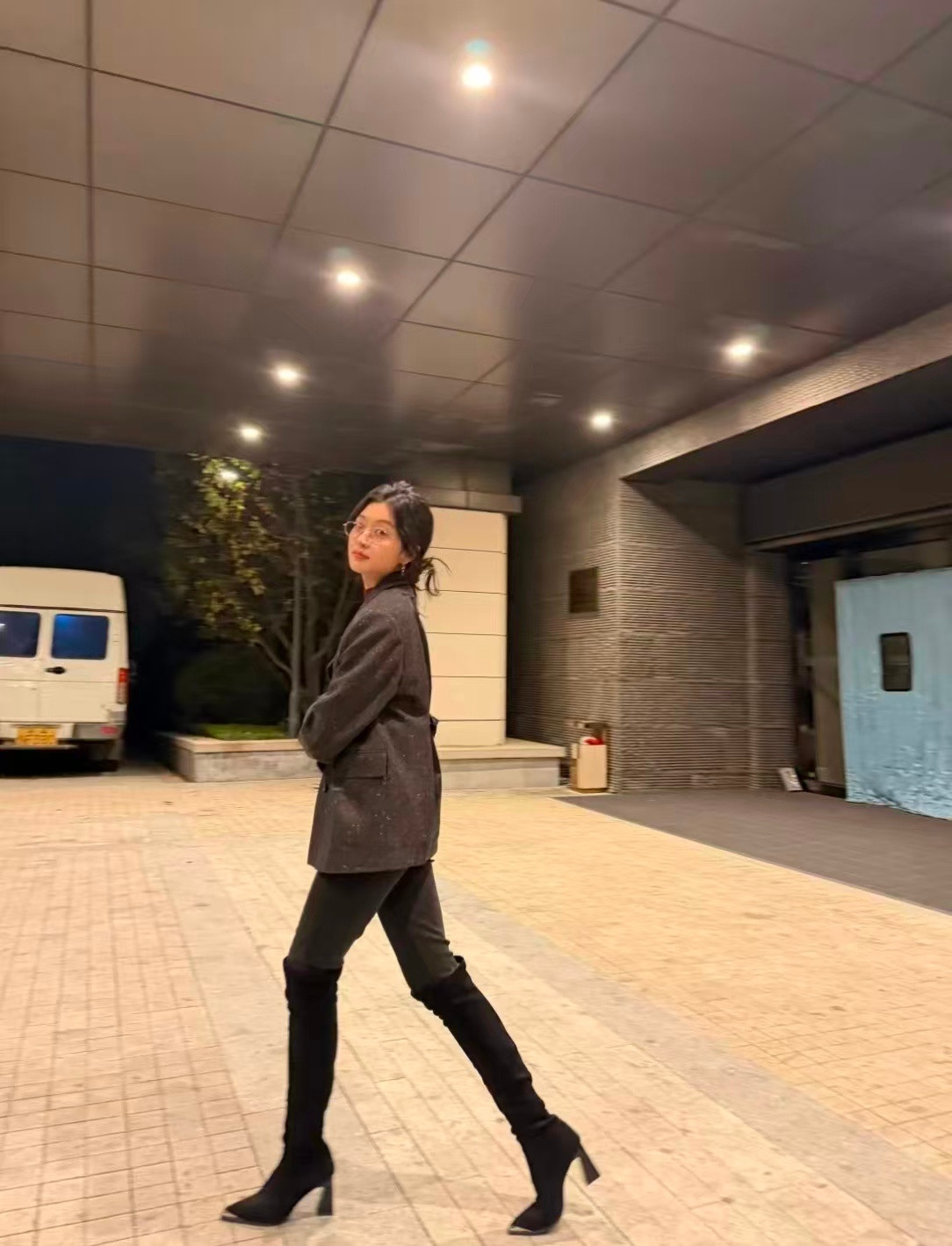 孙千腿好长孙千这腿也太长了吧😯😯😯灰西装搭紧身裤，把双腿衬得