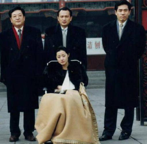 4星同框：我只认出了衣着笔挺、浓眉俊目的陈宝国，肌肤胜雪、清姿雅质的刘蓓；左一那