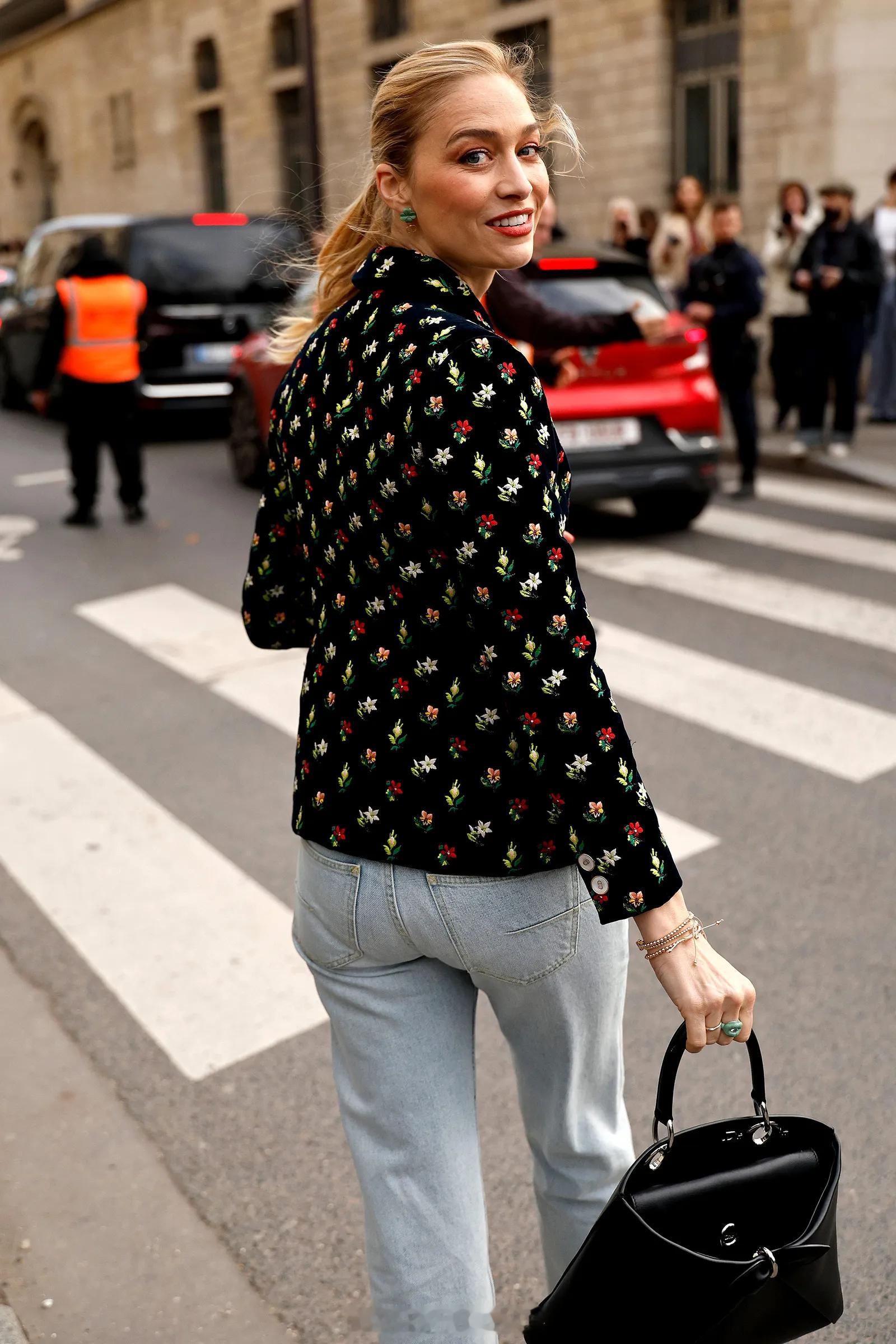 1.26摩纳哥卡洛琳公主的长媳塔蒂阿娜和次媳碧翠丝在巴黎时装周看迪奥的秀。碧翠