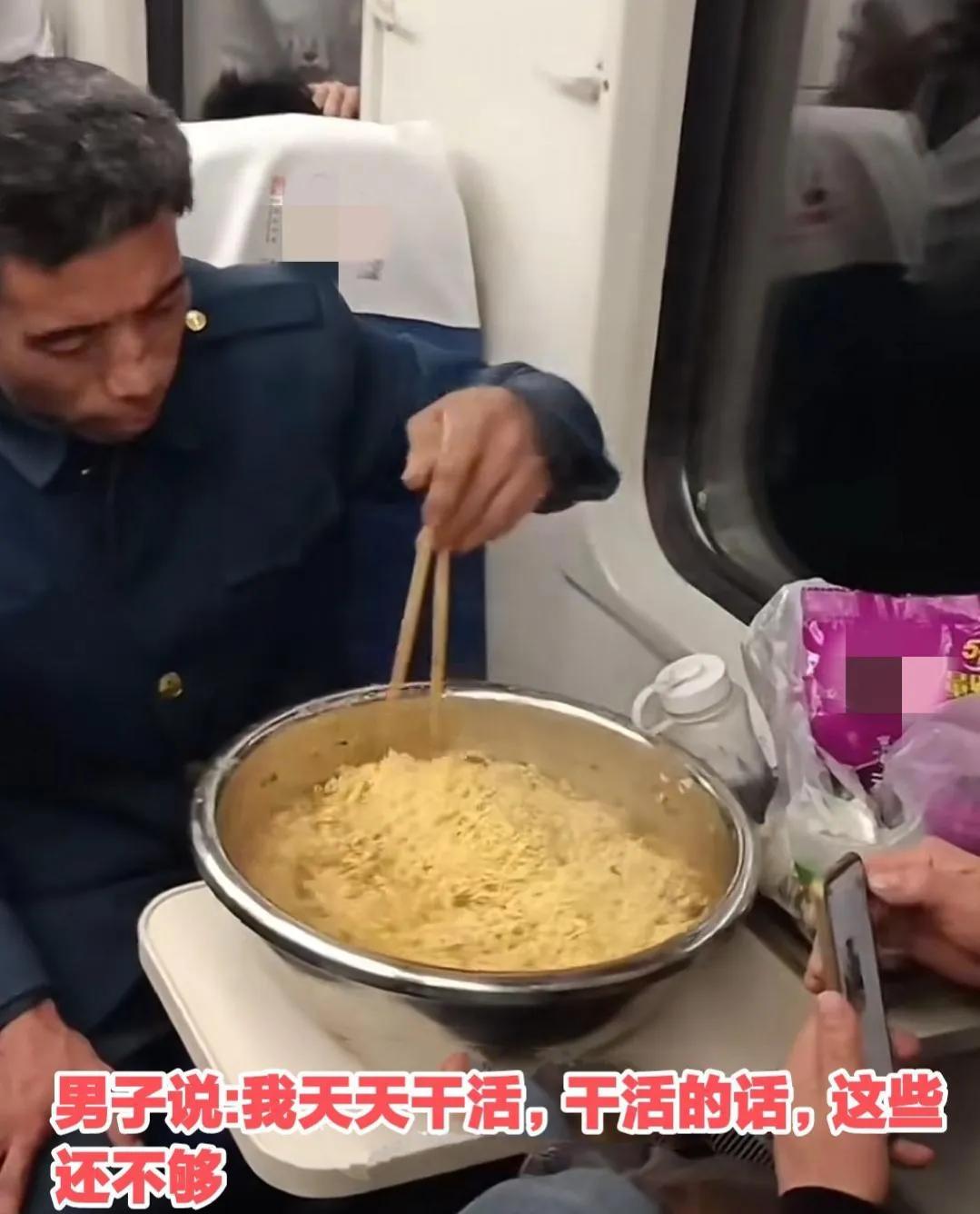 在宁波到郑州的绿皮火车上，一名农民工，一次性在一个大盘子里泡了10包方便面。车