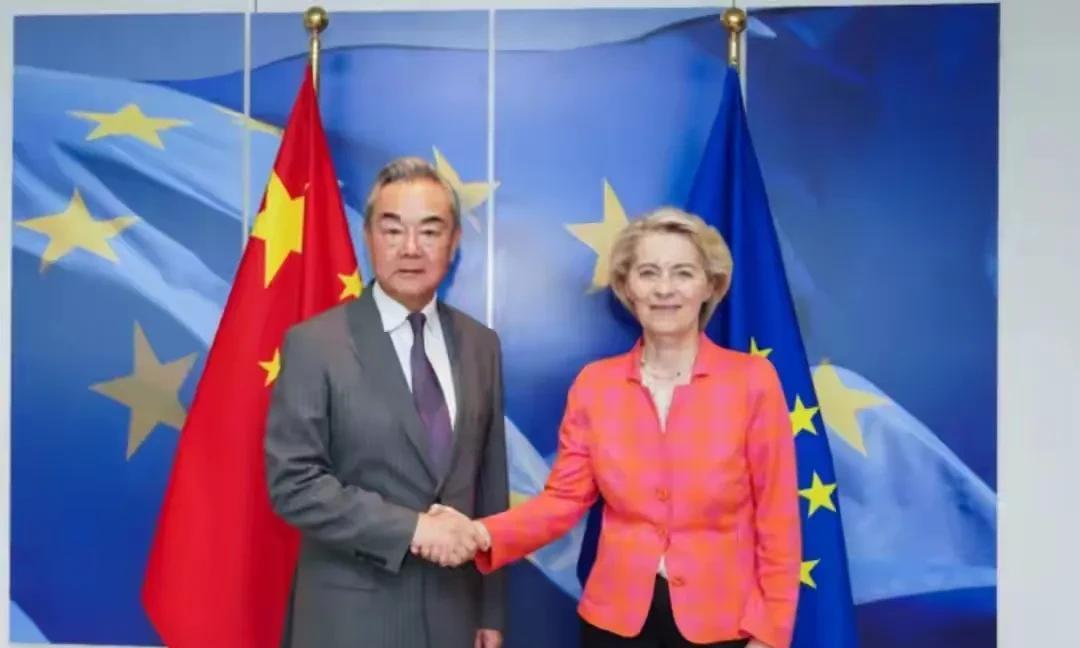 冯德莱恩对中国态度“急转弯”，背后有何隐情？冯德莱恩此前一直紧跟美国步伐，对中国
