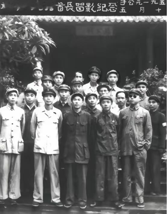 1950年海南岛战役前，40军参谋长宁贤文因畏惧渡海作战，开枪自伤脚部试图避战。