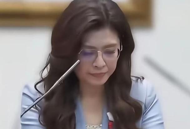 台湾女生三连问击穿郑丽文；1，港澳收复回归的时候没有让港澳民众投票同意回归。