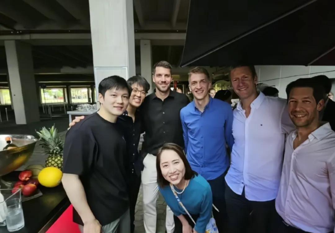 樊振东party合照来了，不知道吃的饭怎么样，建议给小胖上一份鸡蛋灌饼[滑稽笑]。