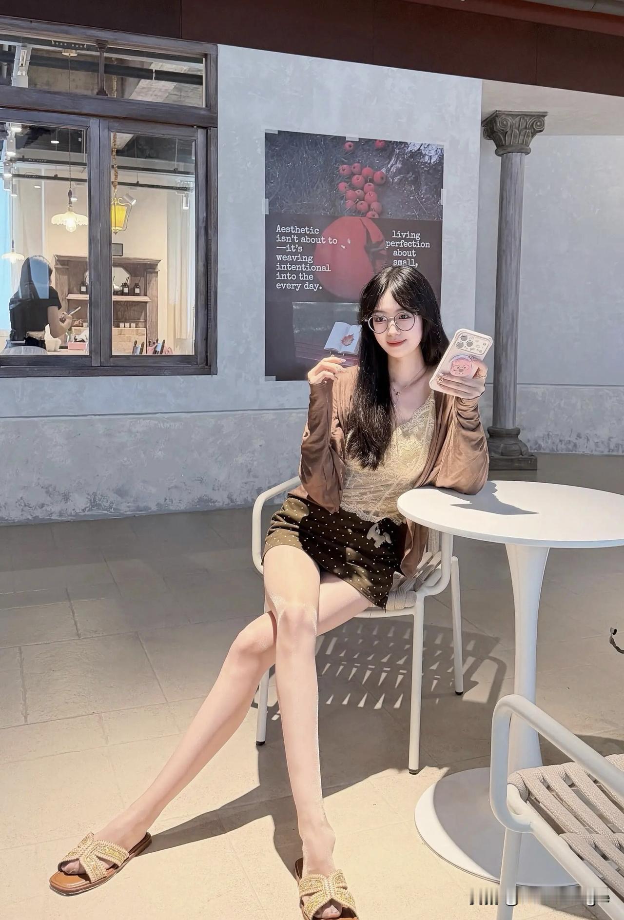 在咖啡馆里，品味生活的美好。