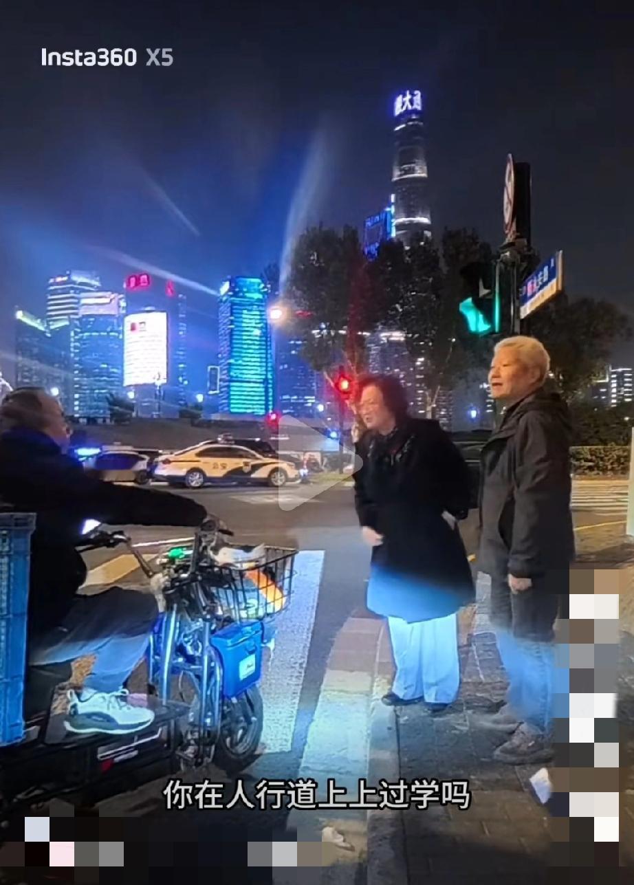 近日，上海。男子骑电动车在人行道上等红灯，还按喇叭，路过的老俩口被吓到了，忍不住
