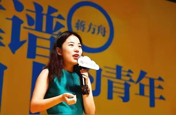 蒋方舟摊上事了。64岁的清华大学教授肖鹰持续向人民大学举报37岁的美女作家蒋方舟