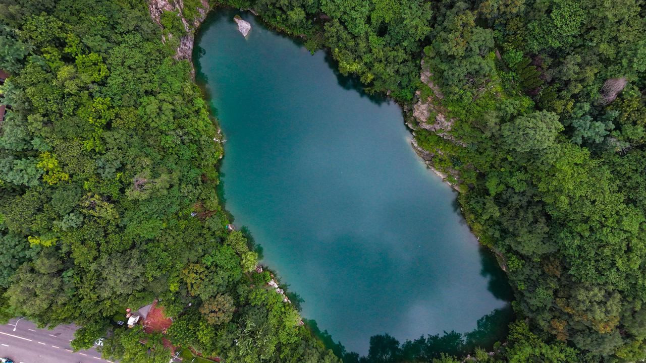 砚泉，俗称砚池📍位置：济南市历下区姚家街道，砚池山（燕翅山）北麓，和平东路