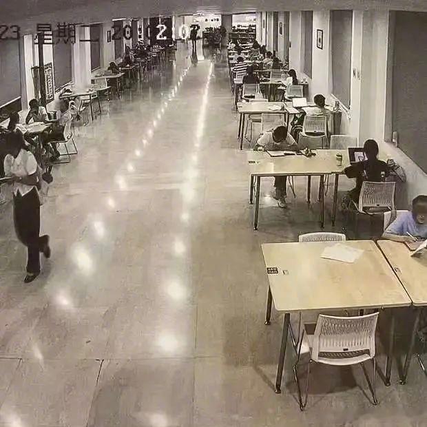 我想就武汉大学图书馆争议案件提个问题：有些博主言之凿凿断定事发时男方一边盯着女方