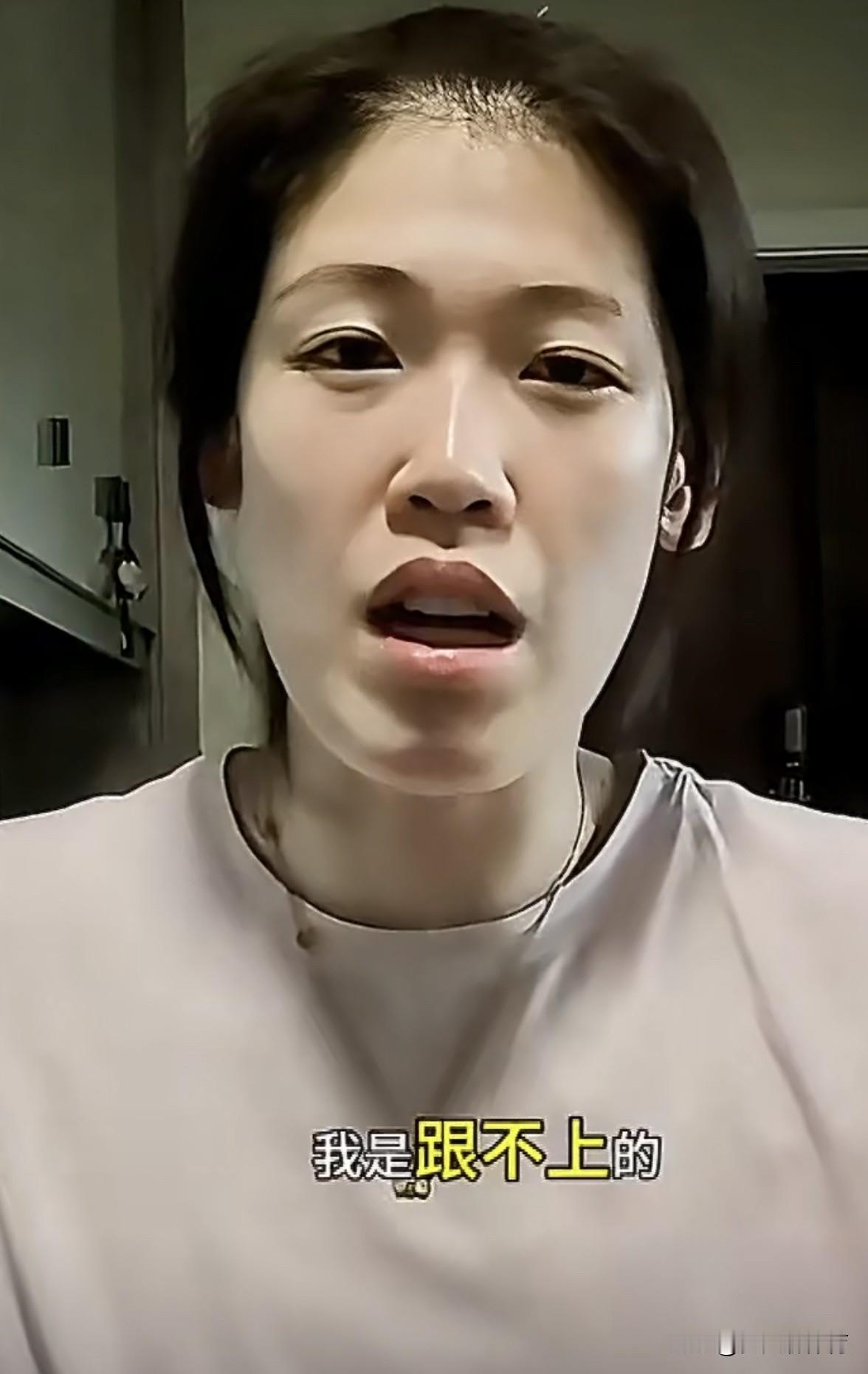 真让人寒心啊！妹妹李盈莹下午开了一会直播，她透露自己没去福建漳州集训，跟不上队伍