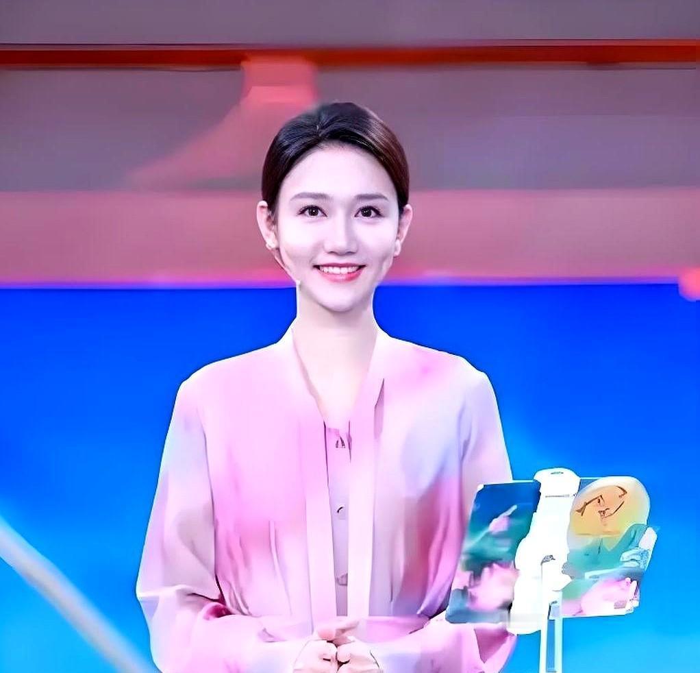 龙洋啥都能主持，蓝羽只守电影频道，俩人都火了。别再说“专一没出路”，蓝羽在电影