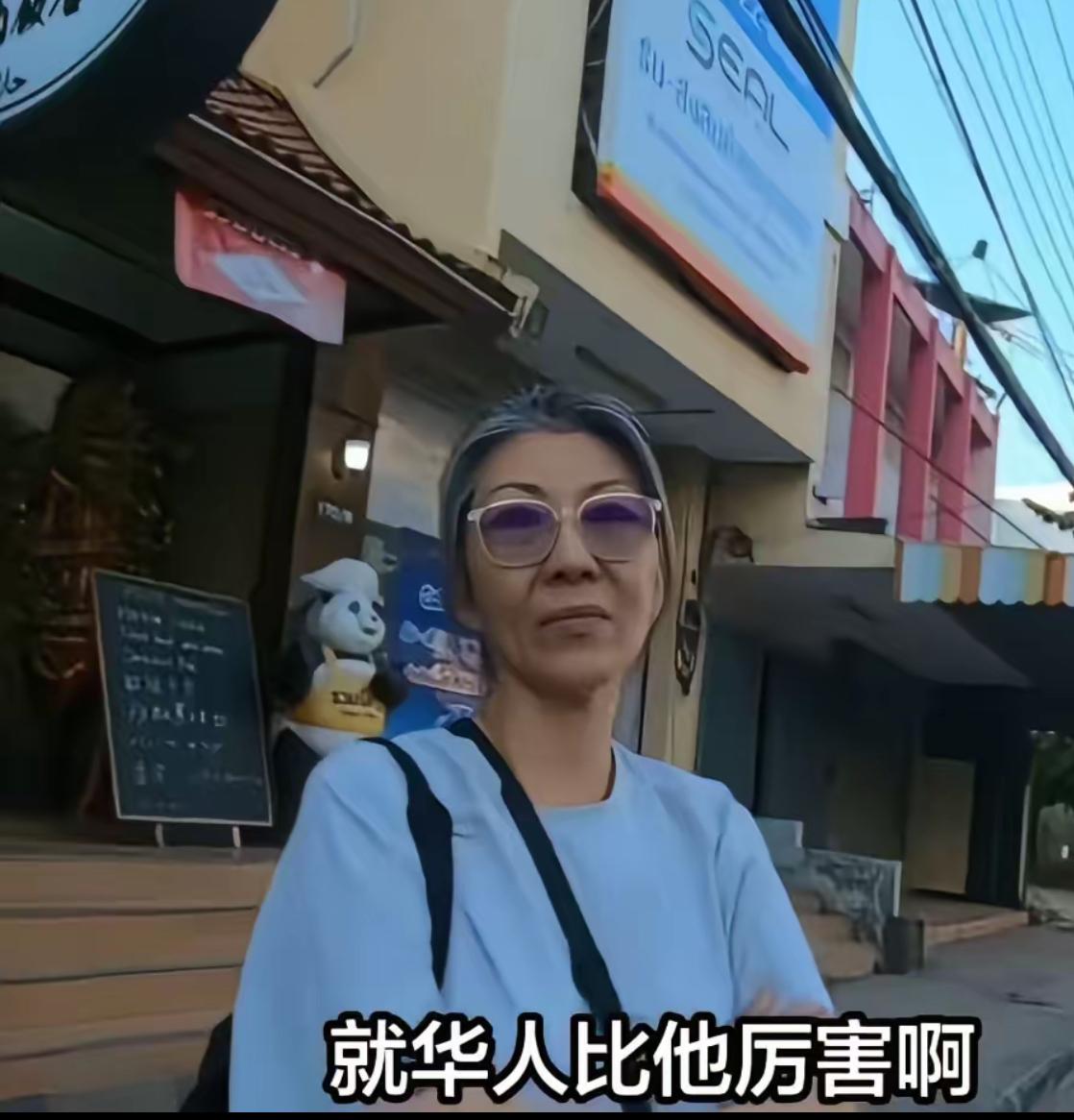 一个泰国华人说：她们在泰国生活，无论走到哪里，只要交流的时候说中文，泰国人听到后
