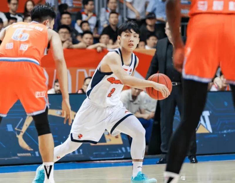 昨日CBA常规赛，广东男篮客场不敌福建。赛后，广东男篮发文：华南虎客场不敌福建，