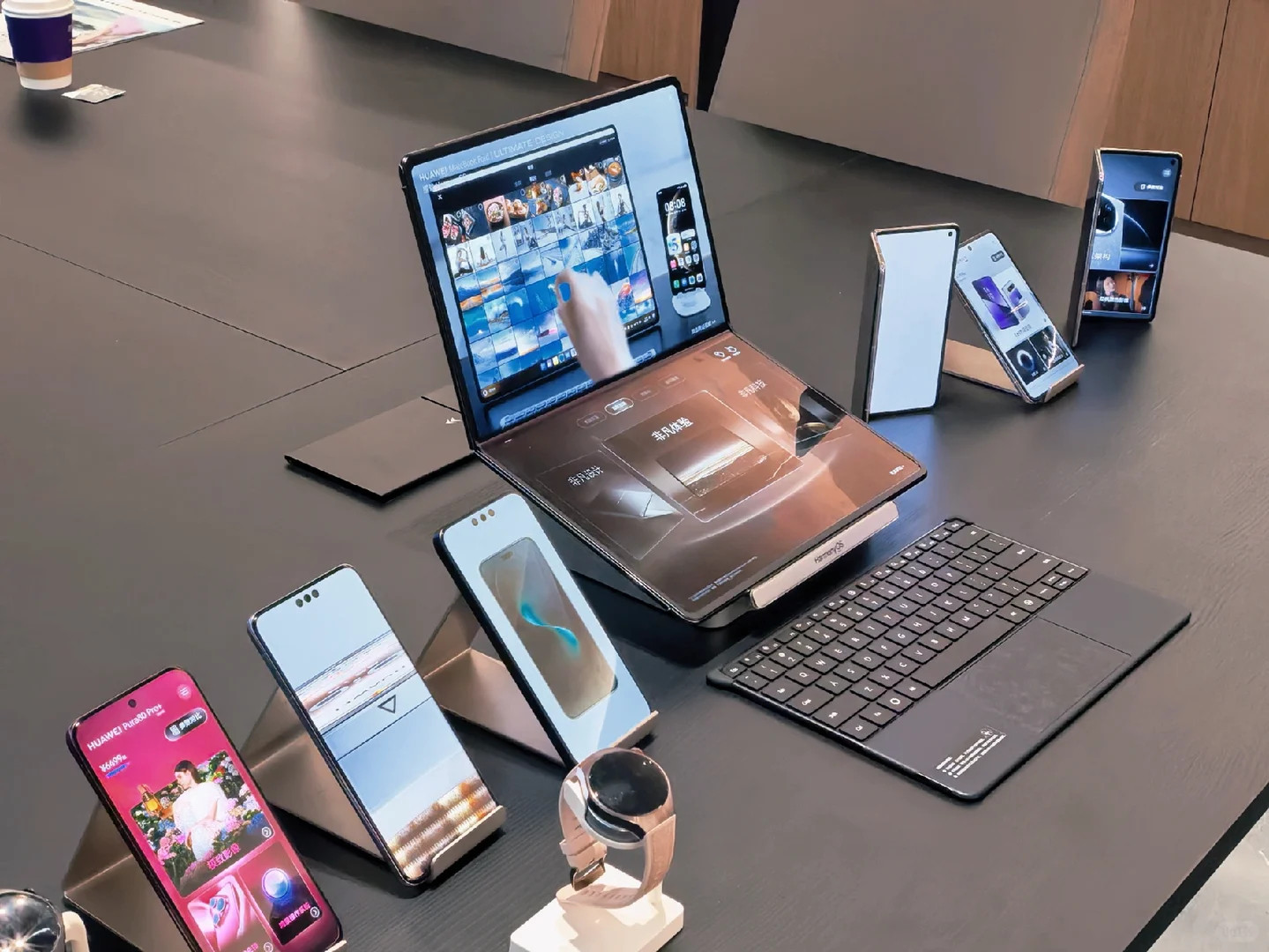 六大厂商仅华为苹果没涨价突然觉得手机圈真的很卷但卷的方向不一样其他厂商卷涨价华