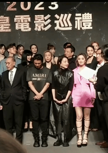 能让谢霆锋那么乖的也只有霍汶希了，一个手势，一个眼神，让做什么就做什么，都站好了
