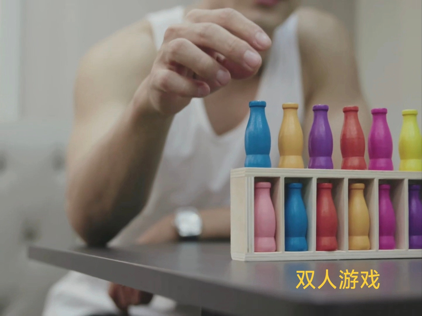 谁陪肖战玩猜瓶子双人游戏？谁陪肖战吃双份小面包？谁陪肖战深夜吃火锅？我猜是王一博