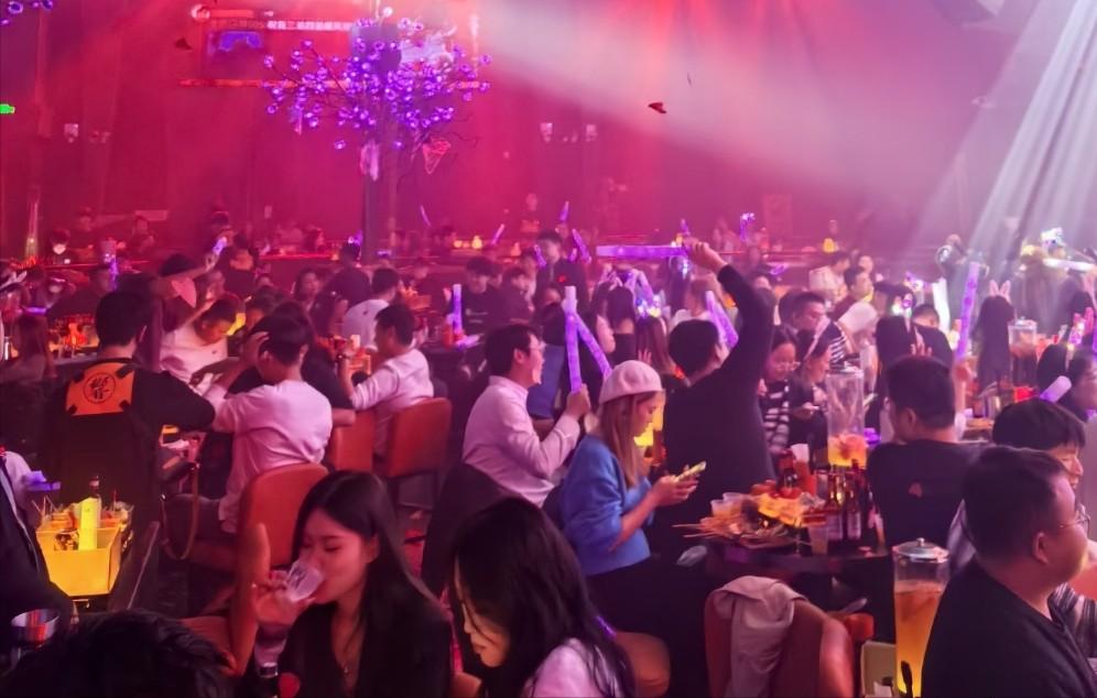 全世界最大的商业骗局，就是酒吧。你以为酒吧是靠卖酒赚钱的？大错特错。它的盈利模式