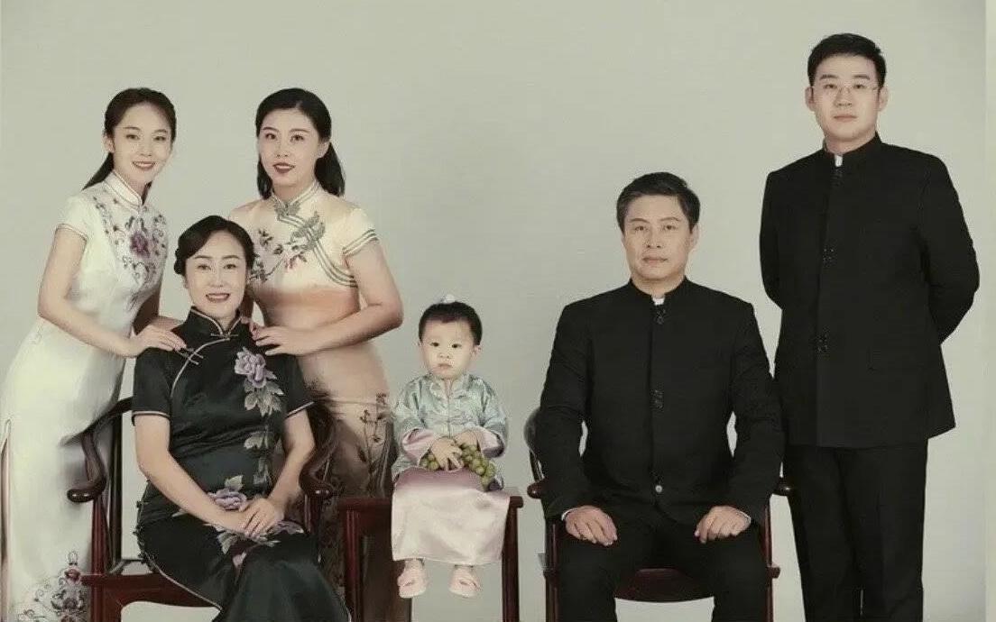 张佳宁一家人的全家福合影，感觉他们拍照的方式跟其他明星家庭的不太一样，坐在正中间