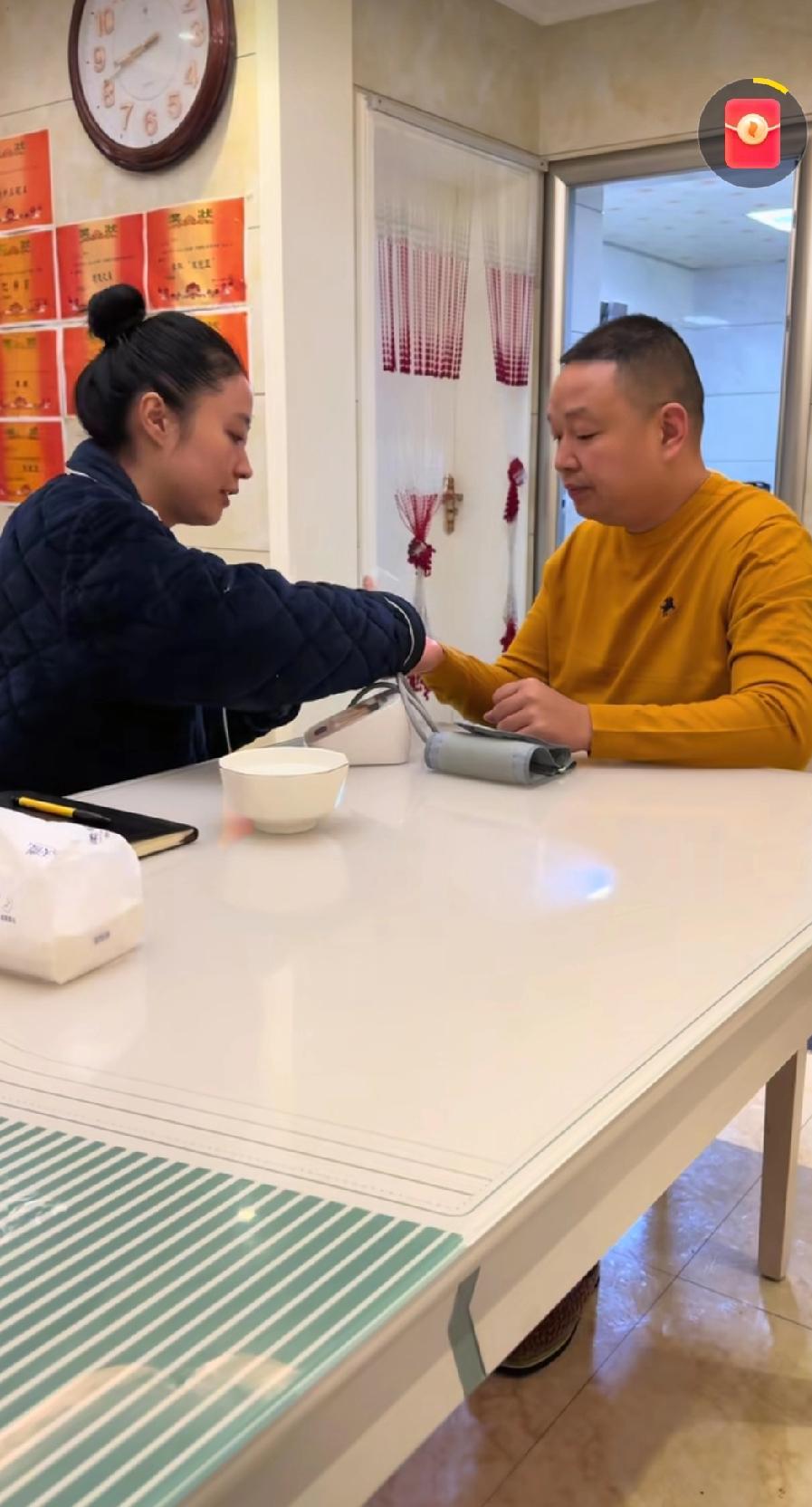 前些日子，王晓举被查出患有糖尿病和高血压。他的妻子每日按时为他测量血压，并认真记