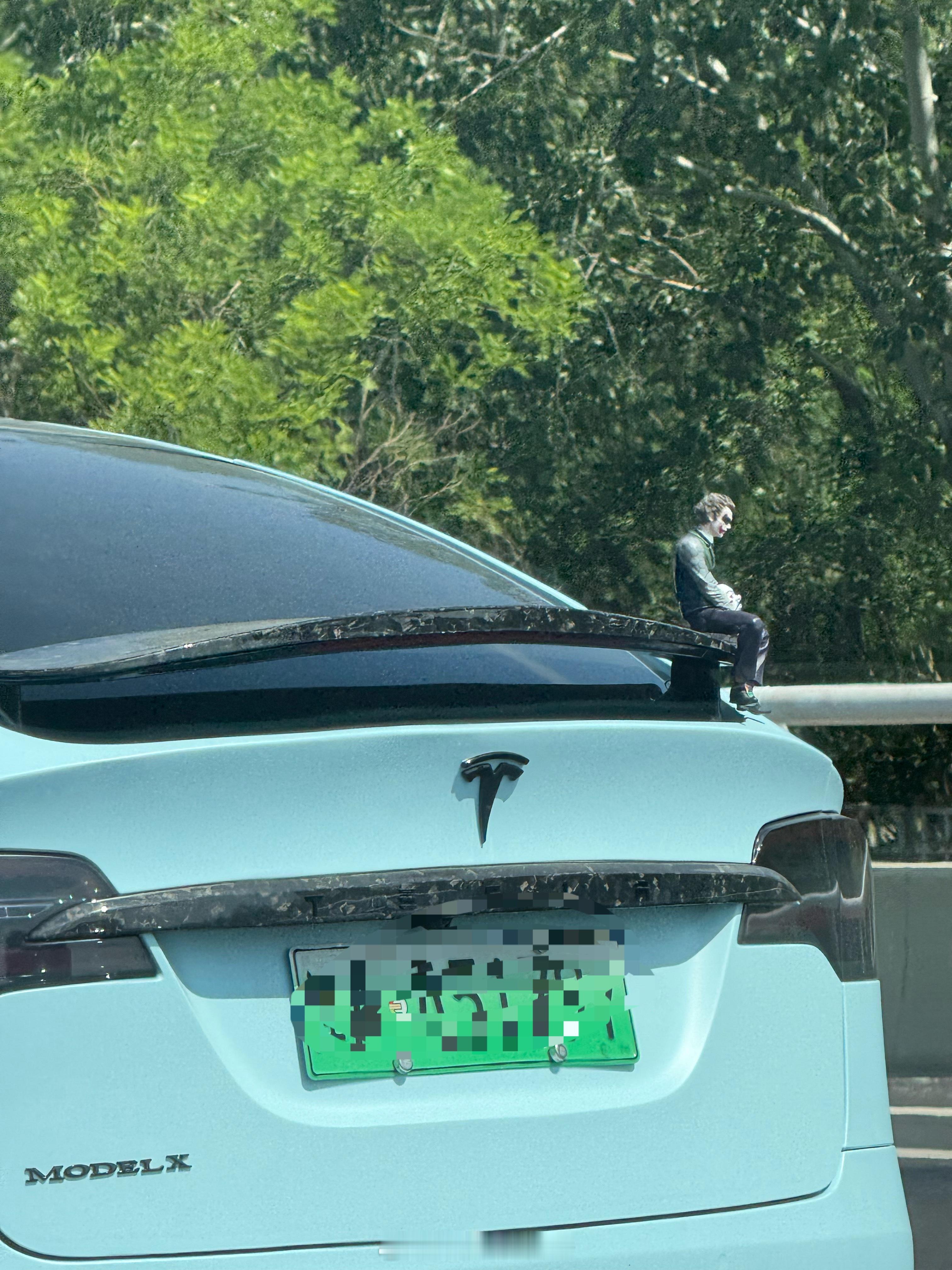 不懂就问，车尾放个小丑有啥说法吗？还是纯粹为了耍帅？​​​