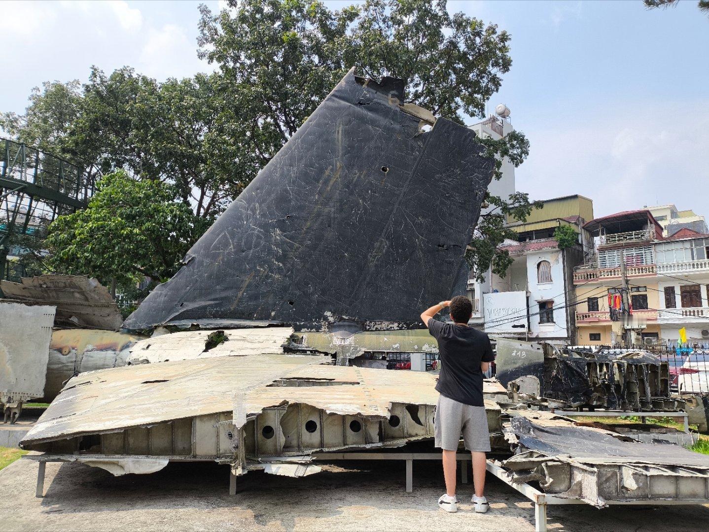 越南真爱建战争博物馆，路过一个以B-52命名的馆，主要展品就是一架B-52的残骸，铺开来有半个足球场