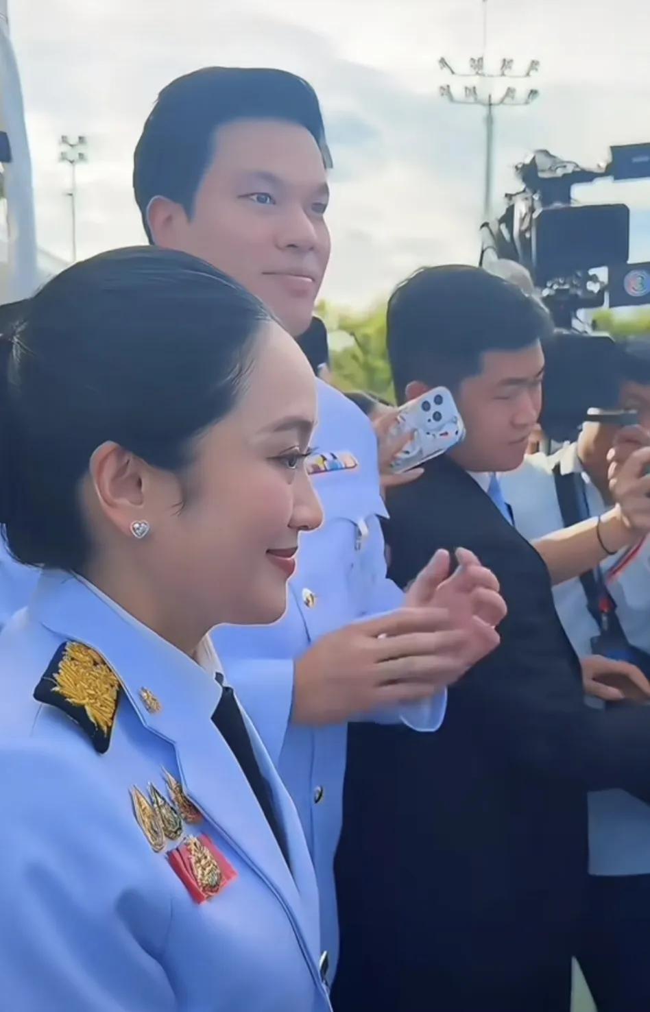 8月12日，又见佩通坦文化部长：佩通坦携丈夫来到泰国曼谷大皇宫，为祝贺诗丽吉王太