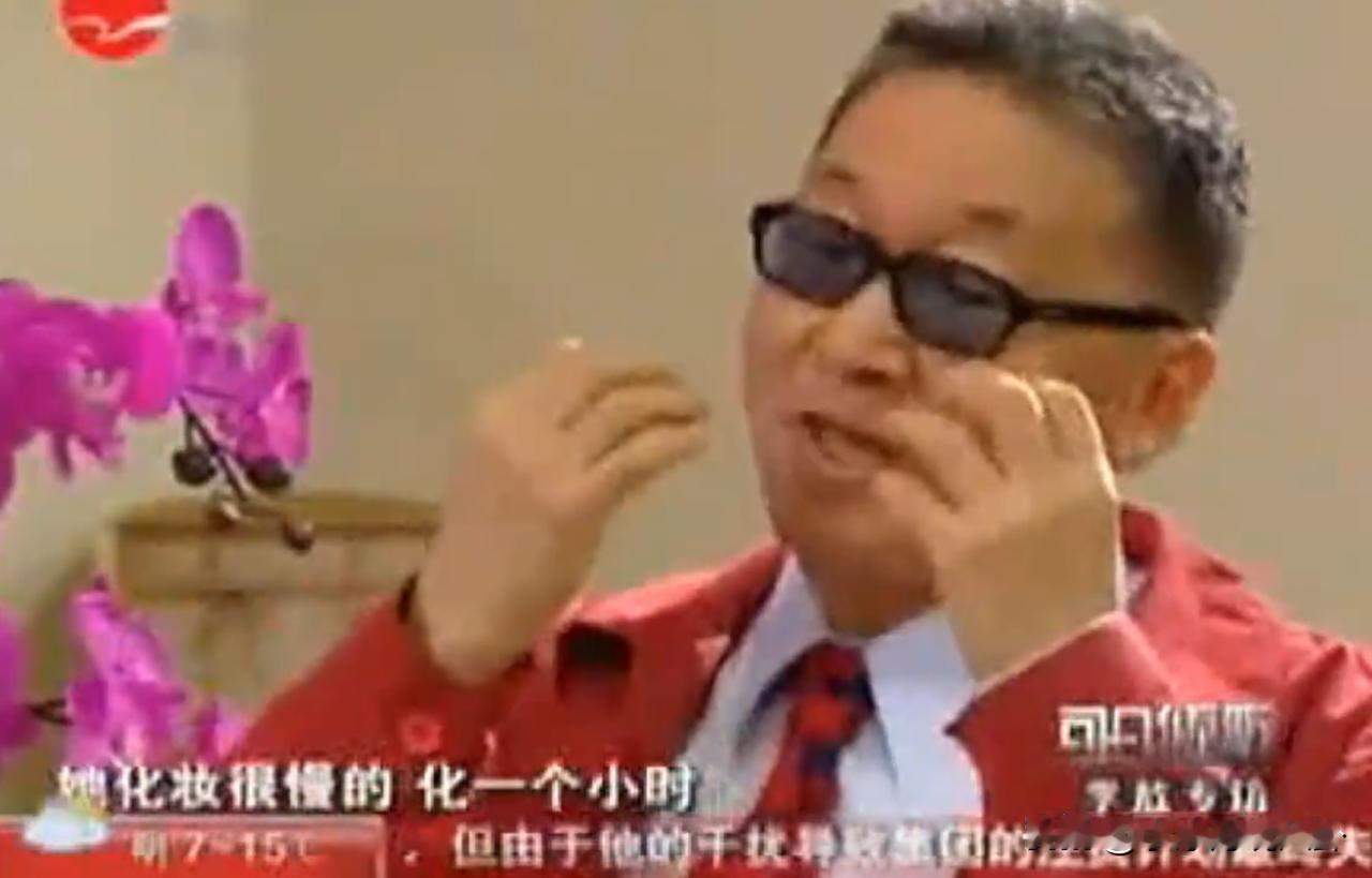 李敖说：“胡茵梦化妆要化一个小时，她化妆很慢的，会另外化出一张脸来，她的底子是很