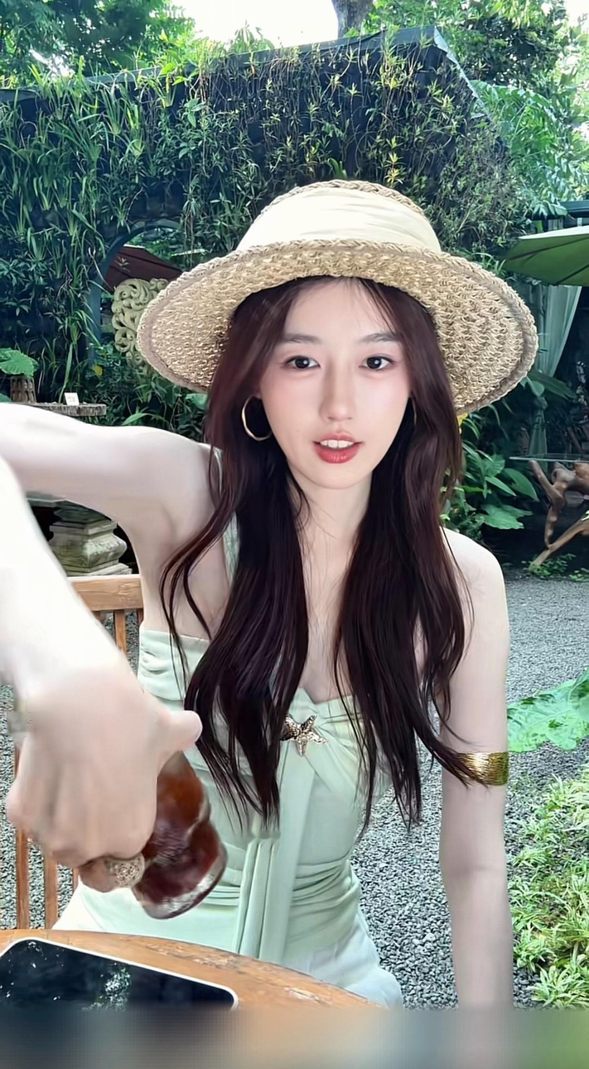恋综刘亦菲一抬头就迷晕一个喜欢你我也是恋综氛围感女嘉宾➕1！春子戴眼镜好知性，工