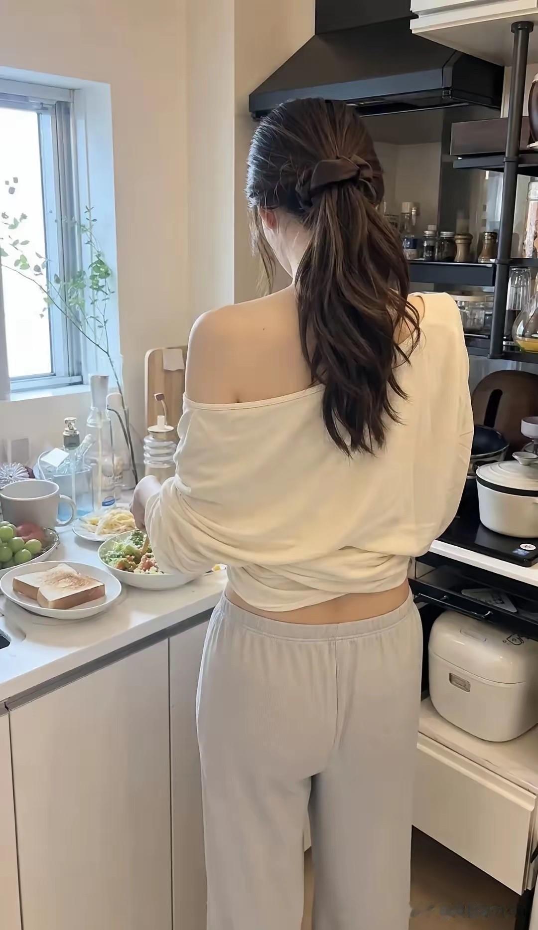 浅夏入厨房，美女衣清凉，持家好手艺，烧得饭菜香。厨房里的少女厨房氛围