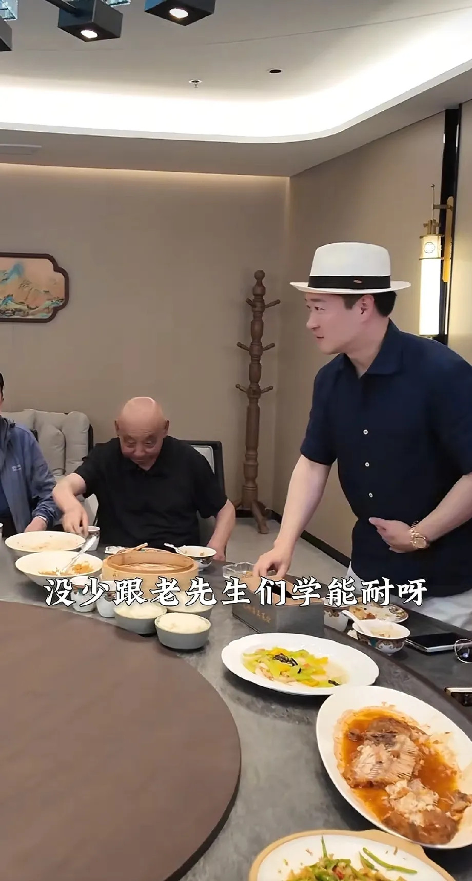 曹云金请客还是这么大方，郭麒麟说过，他从小就大方。近日，他请王文林等几位相声老艺