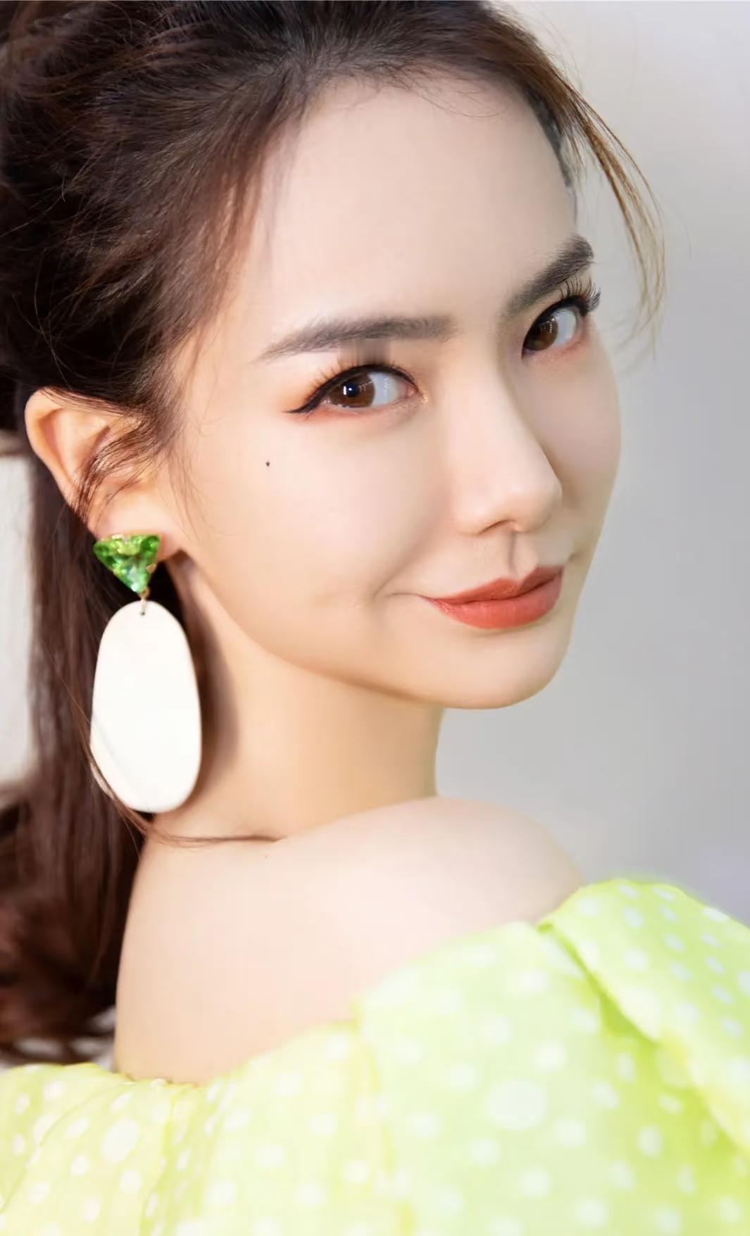 戚薇最大的亮点；不是嫁给了一个好老公；也不是她演技好，而是她那么有钱又那么成