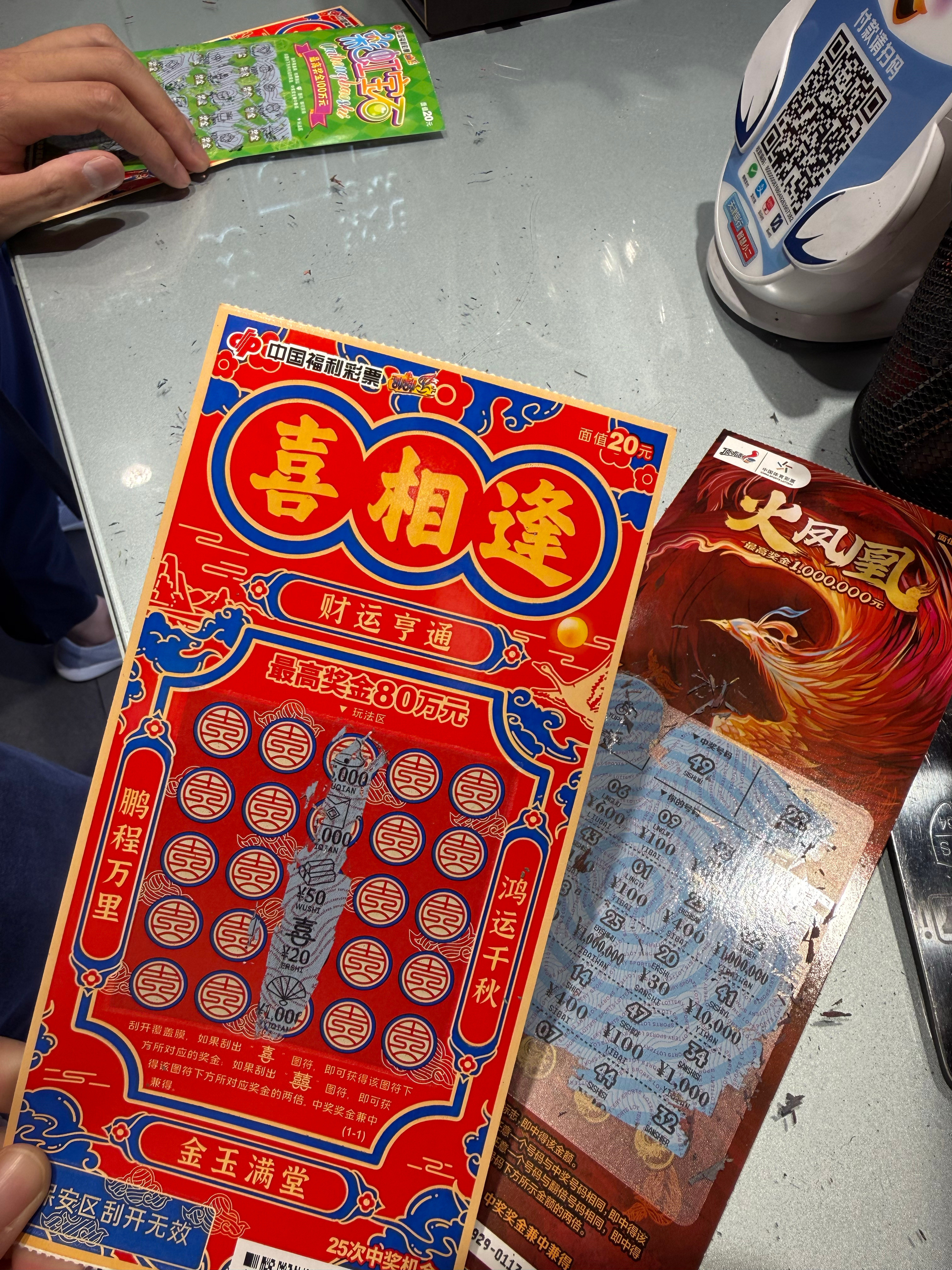 是我，一铲子下去把白切黑彩票保底刮走了，我从中间刮的！白切黑好气又好笑[笑着哭][笑着哭][笑着哭]