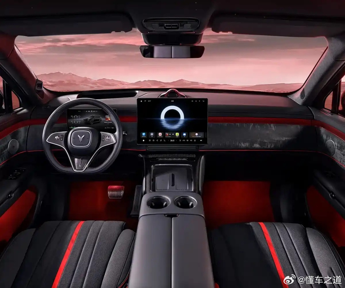 懂车之道讯近日，岚图汽车官方发布了岚图泰山黑武士车型的内饰官图。新车定位大型SU