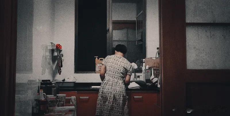 每个人为自己的行为负责，这在婆媳关系里体现得淋漓尽致。就像有的婆婆，在儿媳最艰难