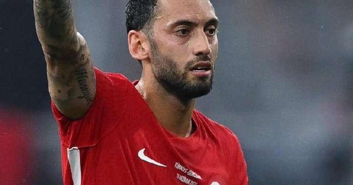 恰尔汗奥卢中场被抢断，对方反击破门，这个情形在与米兰和马竞的比赛中连续出现，为什