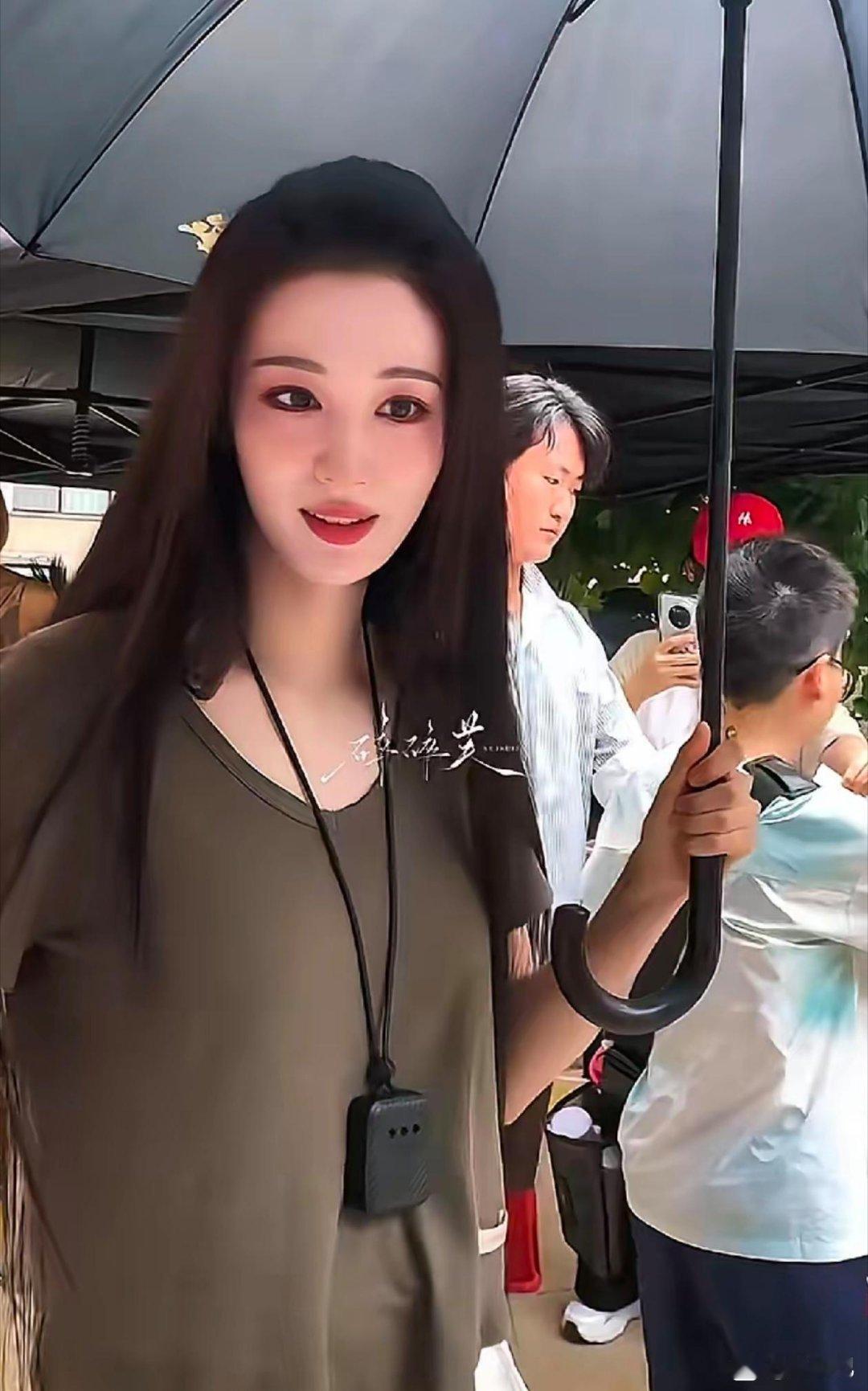 现在全网最懵的人估计就是王楚然了她自己可能都没想到，就因为她平时经常带的那个🚬