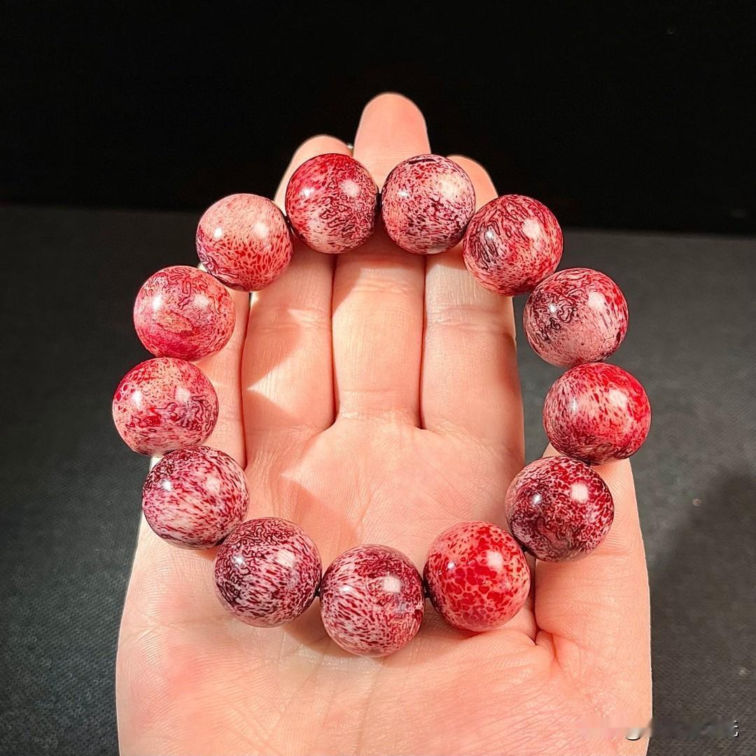 神秘骨雕手串，红色蝌蚪纹理就像流动的岩浆。