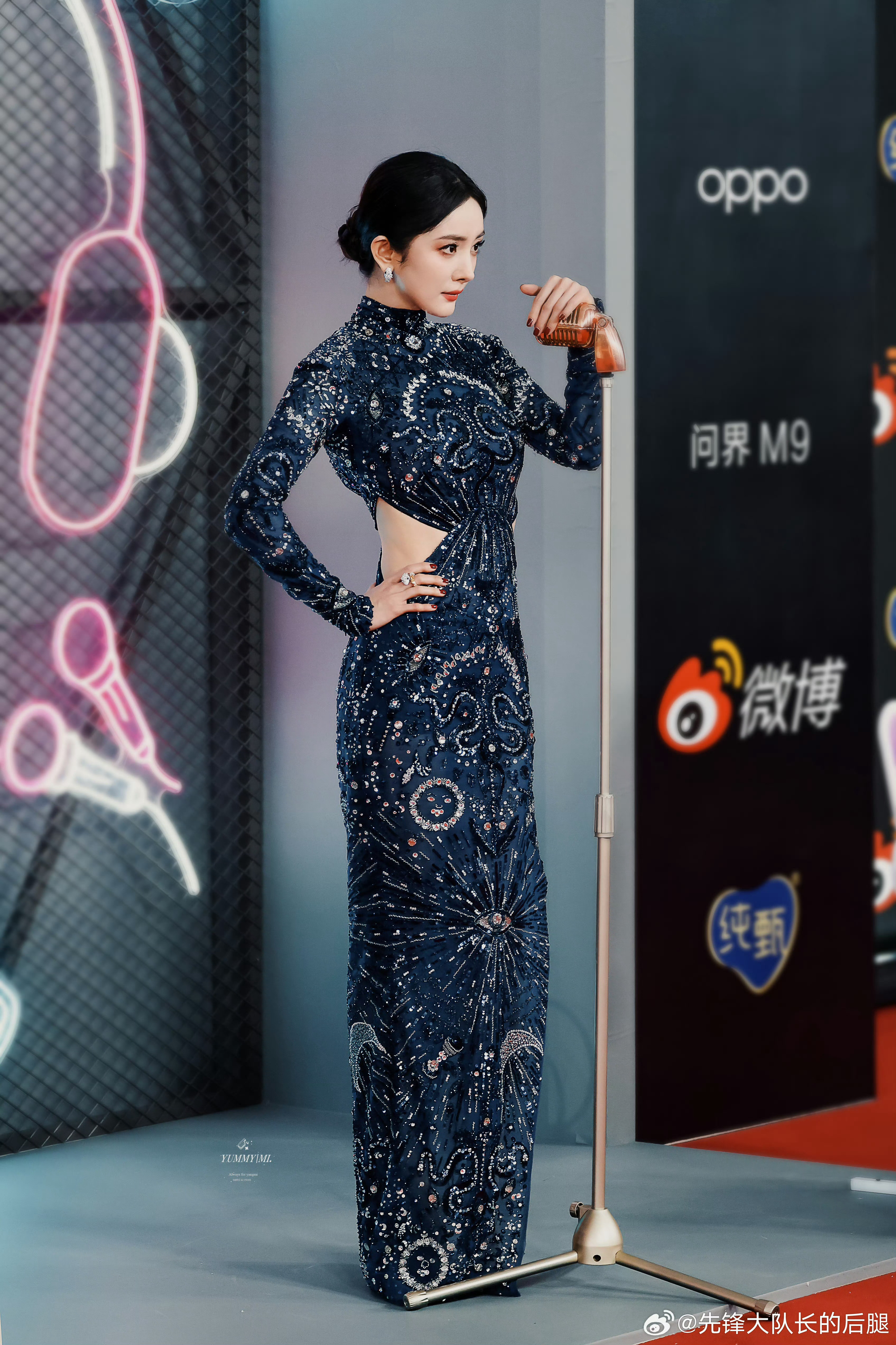 杨幂露腰旗袍