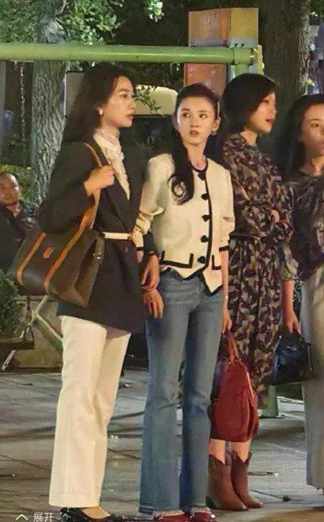 宋祖儿在人群中白的发光，难怪那么多人喜欢她​​​