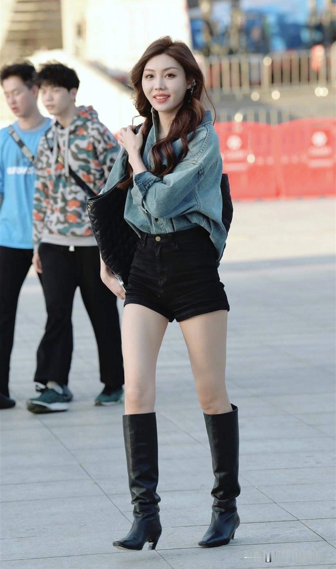 都市时尚风，牛仔外套搭配黑色短裤和长靴，自信满满