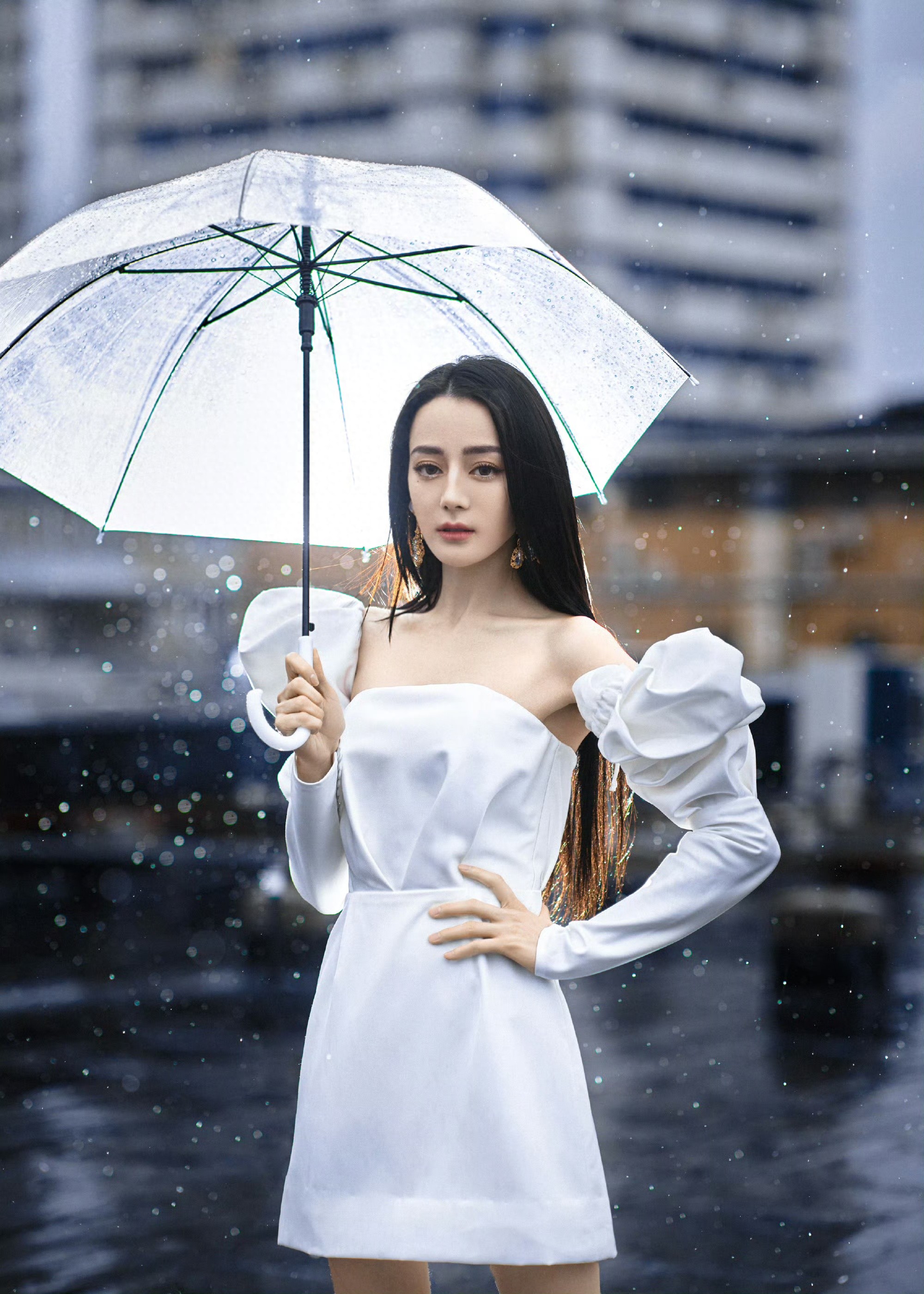 迪丽热巴雨中大片，白裙高跟柔美迷人，身材颜值美到犯规