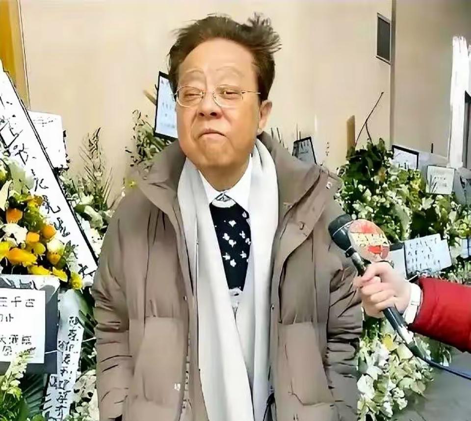 2005年2月，病入膏肓的“骠叔”董骠出席亚视名誉主席林百欣葬礼时的照片，彼时的