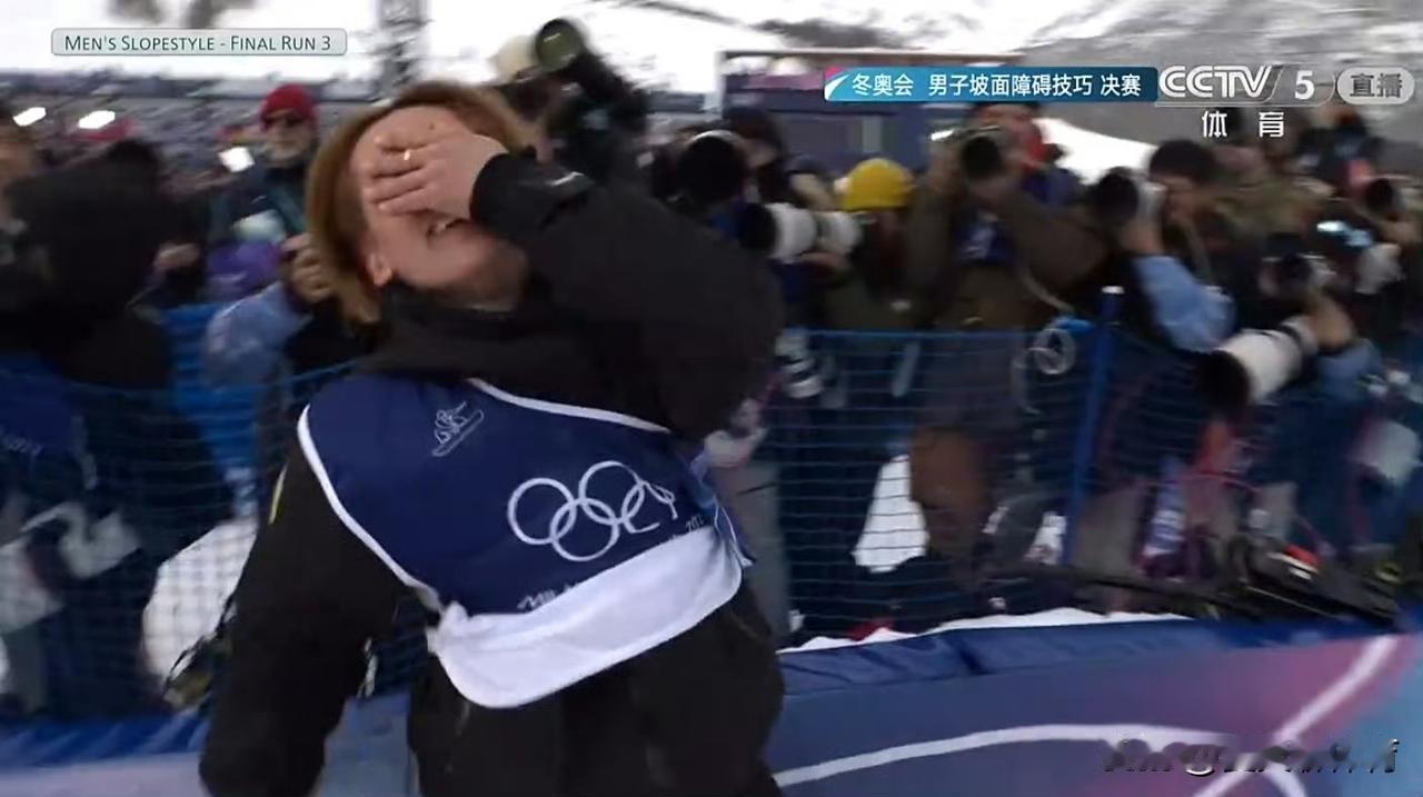 苏翊鸣抱着教练痛哭[哭哭][哭哭]中国队的首金终于到来了！苏翊鸣如释重负，弥补了