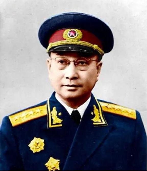 1952年，陈赓找周总理汇报工作，刚好周总理外出，等了几个小时后，陈赓饿了，就自